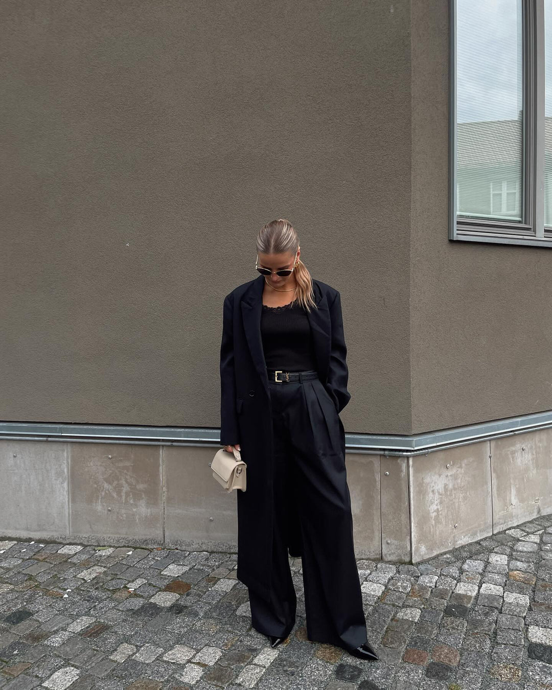 Brando: Dressed in black, feeling unstoppable. 🖤 Bukse og kåpe fra Helene Studios 🔥
