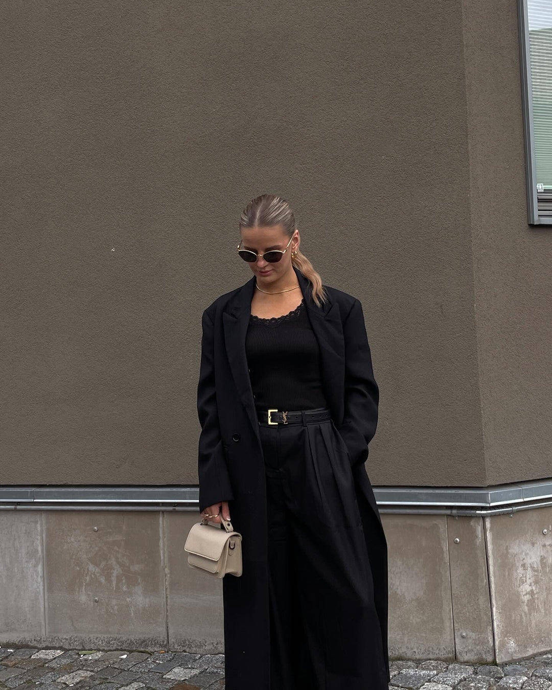 Brando: Dressed in black, feeling unstoppable. 🖤 Bukse og kåpe fra Helene Studios 🔥