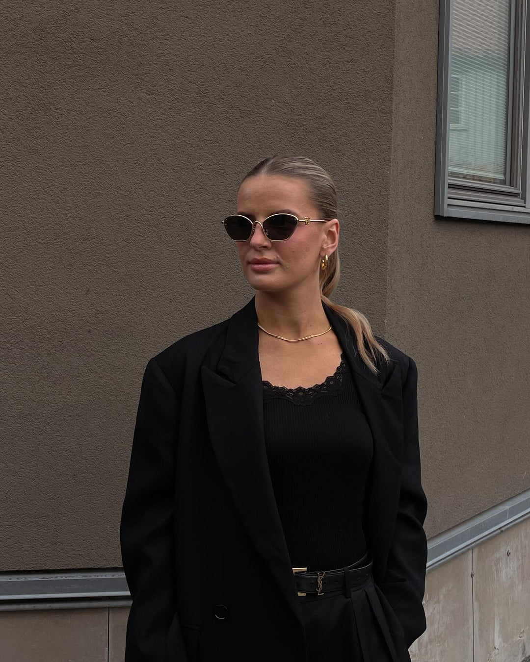Brando: Dressed in black, feeling unstoppable. 🖤 Bukse og kåpe fra Helene Studios 🔥