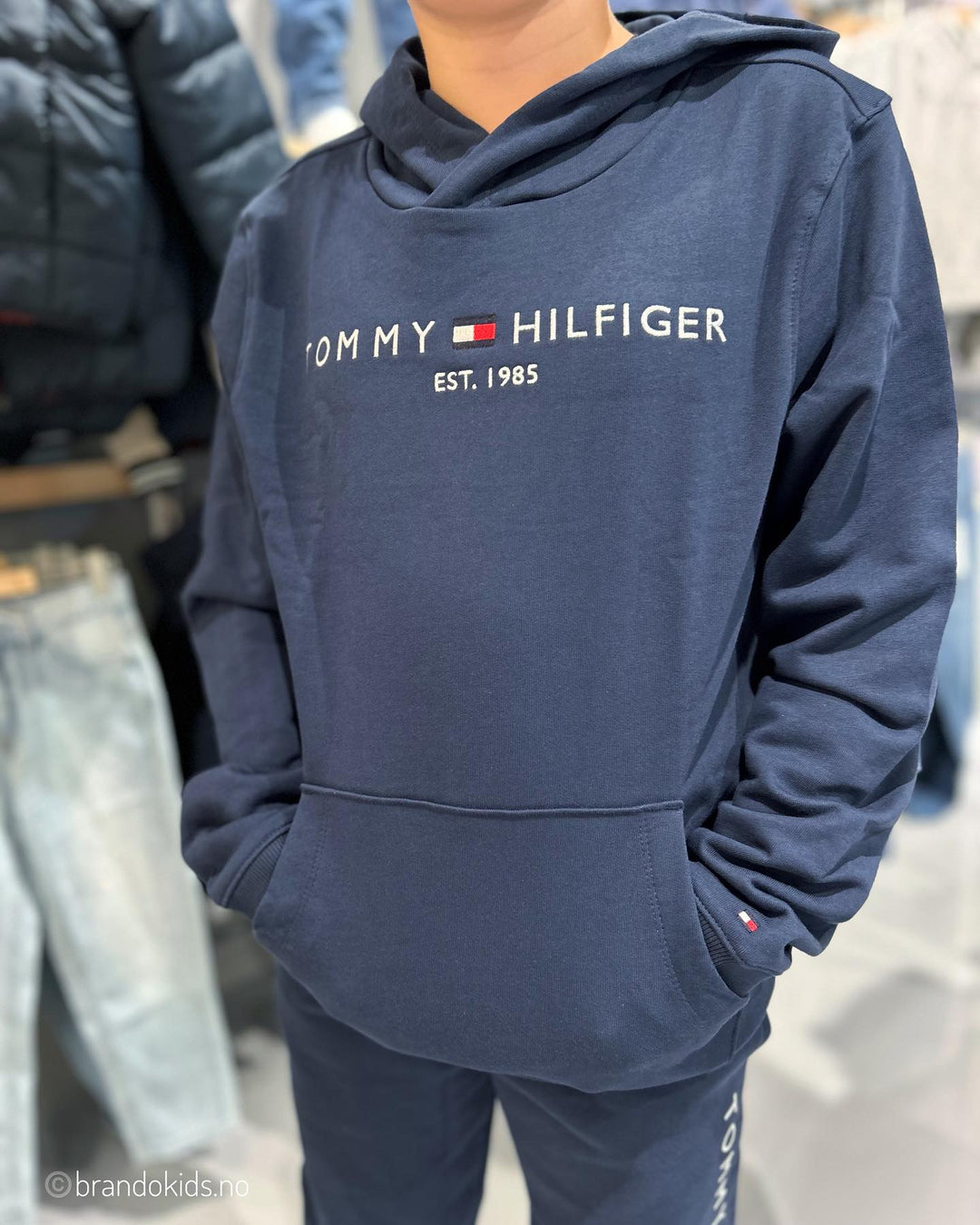 Brando Kids: Vi bare digger dette kule settet fra Tommy Hilfiger!😎 Str.116-164
.
#brandokids #nyheter #skolestart #kuleklær #barneklæ