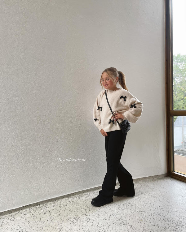 Brando Kids: Vi bare elsker dette antrekket! Så komfortabelt og fint 🖤🍂 Mykeste Negana genser og frikkali bootcut bukse