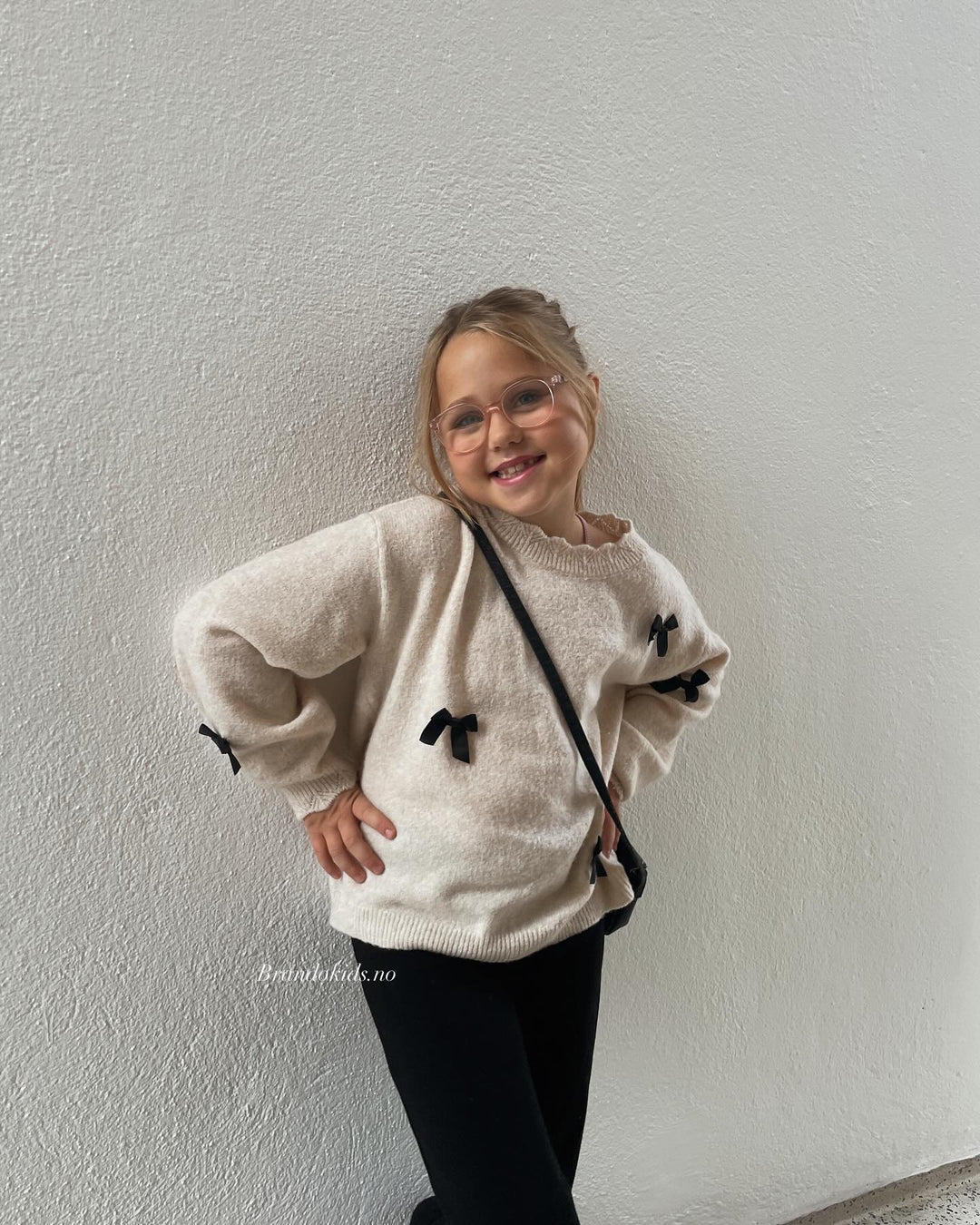 Brando Kids: Vi bare elsker dette antrekket! Så komfortabelt og fint 🖤🍂 Mykeste Negana genser og frikkali bootcut bukse