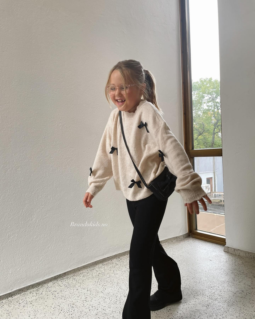 Brando Kids: Vi bare elsker dette antrekket! Så komfortabelt og fint 🖤🍂 Mykeste Negana genser og frikkali bootcut bukse