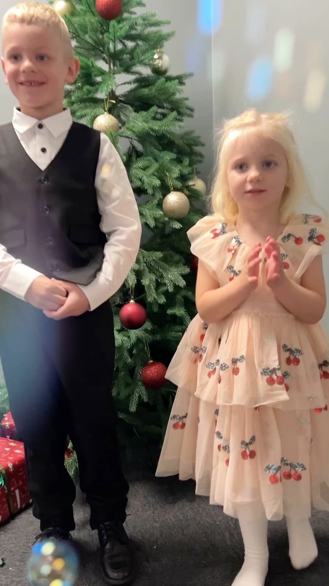 Brando Kids: Klar for julens selskaper i nydelig kjole fra Konges Sløjd og stilig pendress fra Name it!😍
.
@tonjehelgeland
