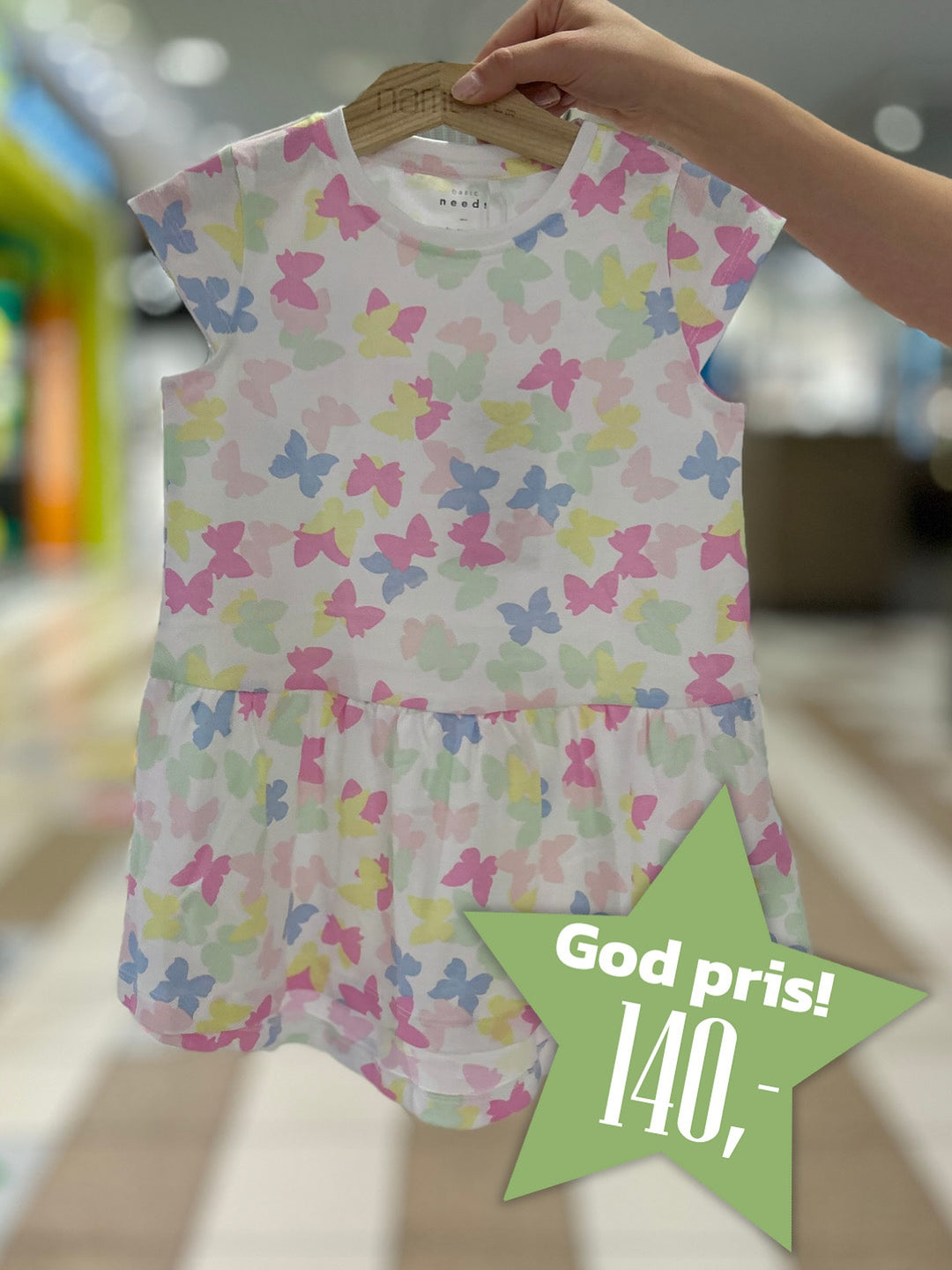 Brando Kids: Sommerkjole i bomull med søtt fargerikt motiv!🦋 Til kun 140kr🤩 Str.92-116