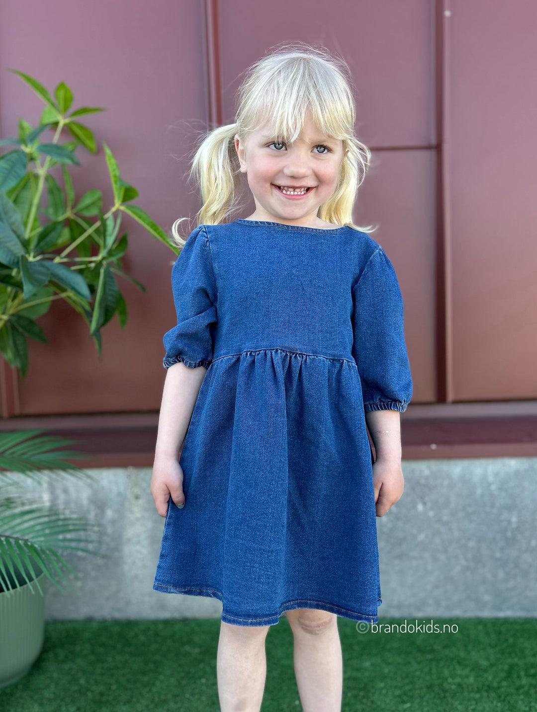 Brando Kids: Vi bare elsker denne søte denimkjolen!❤️ Like fin som den er til varme sommer dager, som med strømpebukse og jakke til p