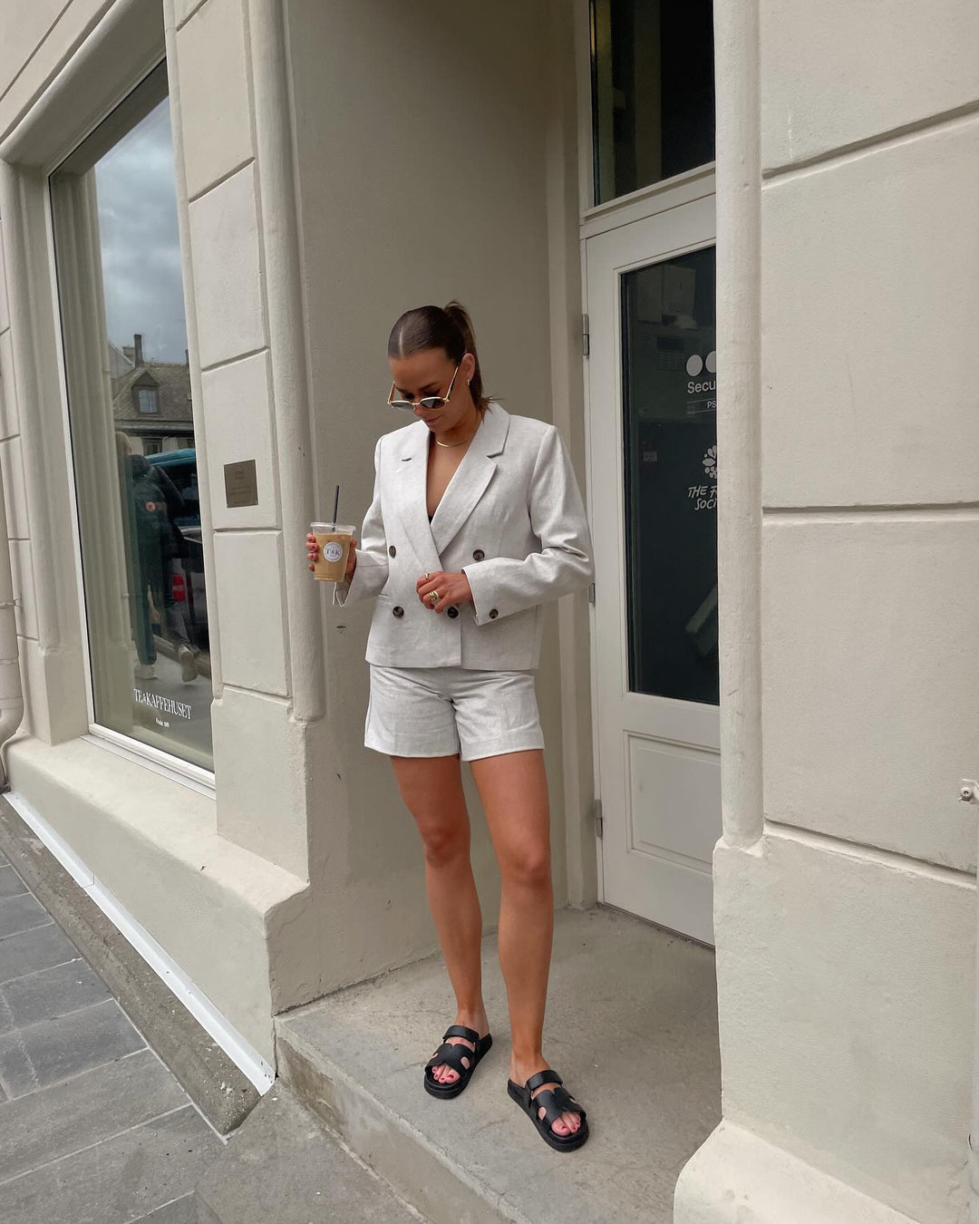 Brando: Blazer + shorts i perfekt fargetone =  en look som aldri går av moten 🫶🏻 #StyleGoals