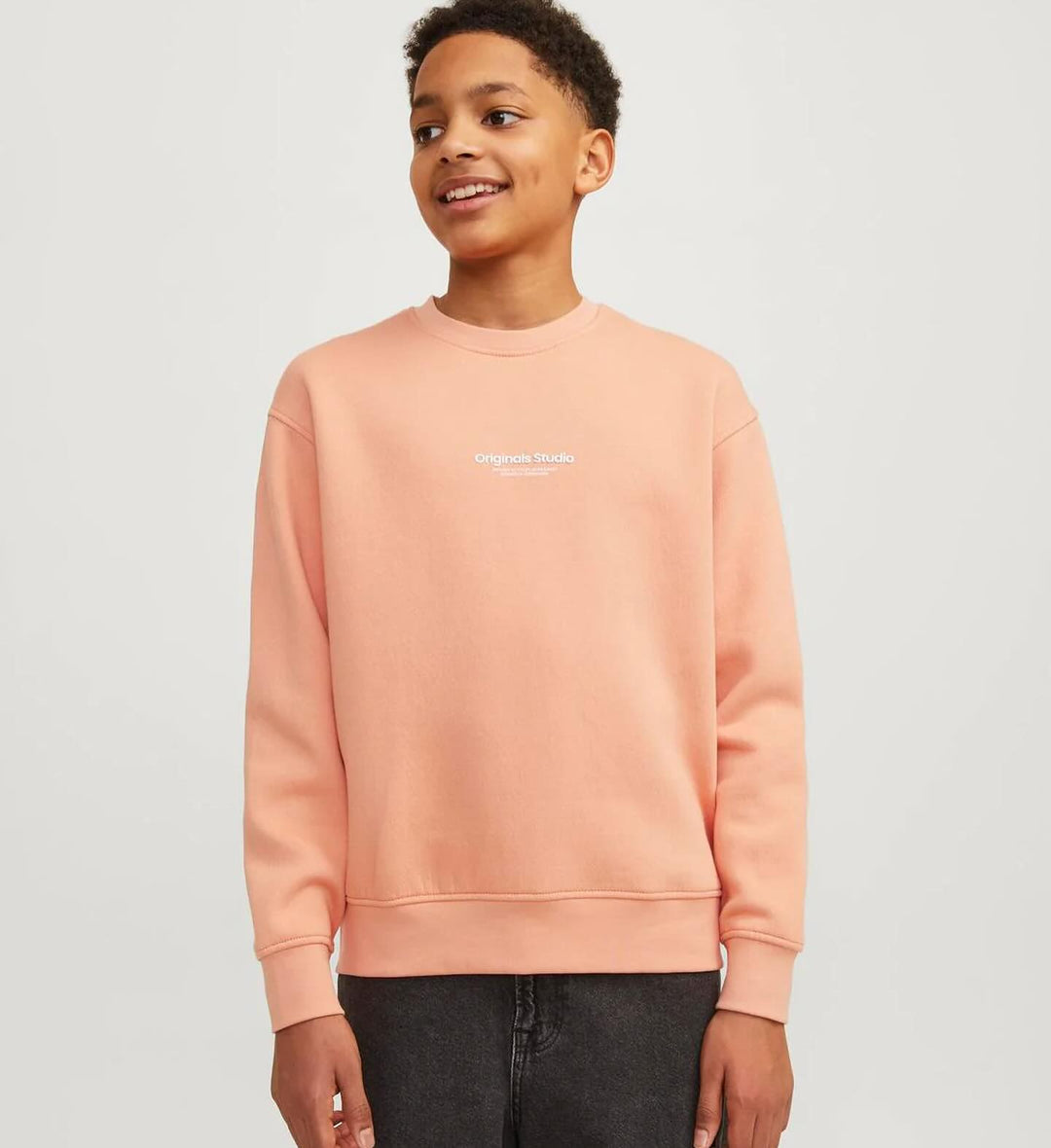 Brando Kids: Er du klar for våren? Hos oss finner du kule nyheter fra Jack & Jones Junior!🤩Gå inn i sesongen med stil, fra myke gense