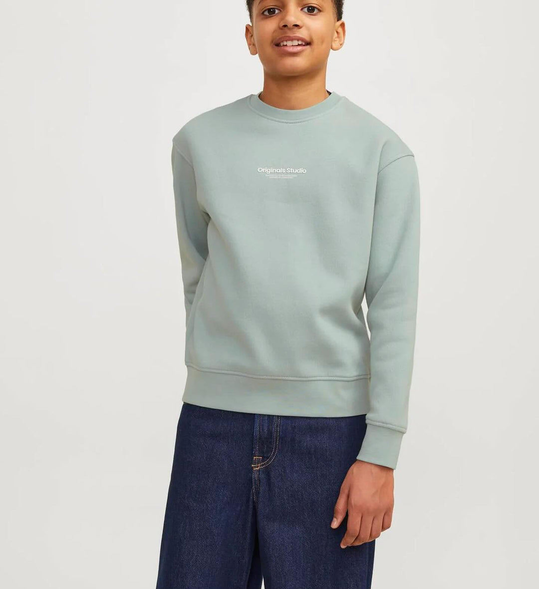 Brando Kids: Er du klar for våren? Hos oss finner du kule nyheter fra Jack & Jones Junior!🤩Gå inn i sesongen med stil, fra myke gense