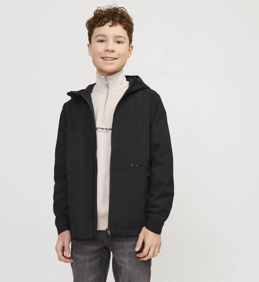 Brando Kids: Er du klar for våren? Hos oss finner du kule nyheter fra Jack & Jones Junior!🤩Gå inn i sesongen med stil, fra myke gense