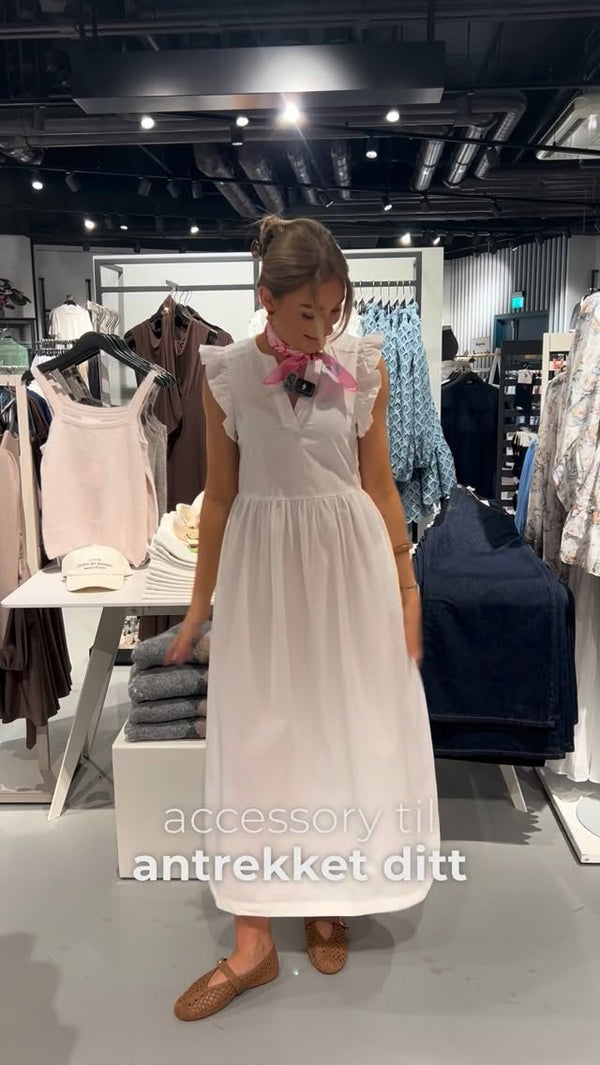 Brando: Maria viser freshe sommerlige silkeskjerf🩷✨

#silkeskjerf #trending #suiava