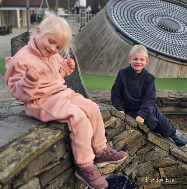 Brando Kids: Ut å leke i deilige myke fleece sett!😍 Disse fine fleece settene har vi fra str.92-152
.
📸 @tonjehelgeland