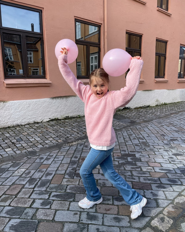 Brando Kids: ✨Mandag og ny uke✨
Vi elsker dette antrekket, deilig myk strikk og favoritt jeansen med sleng!🙌🏻 Jeansen har vi i en mør