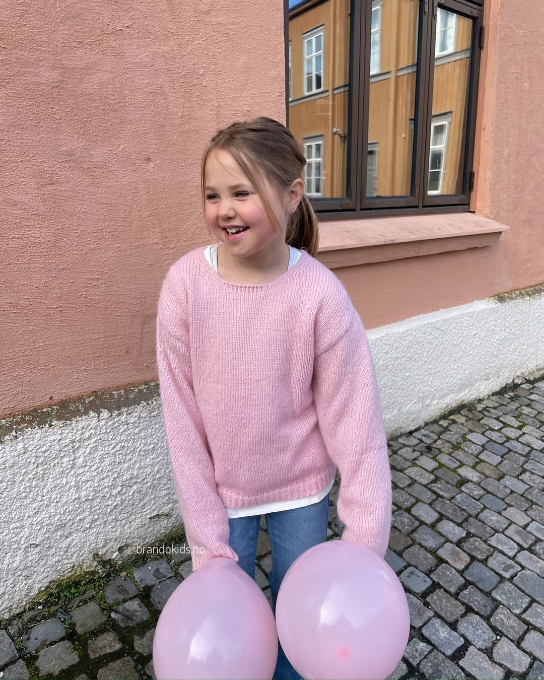 Brando Kids: ✨Mandag og ny uke✨
Vi elsker dette antrekket, deilig myk strikk og favoritt jeansen med sleng!🙌🏻 Jeansen har vi i en mør