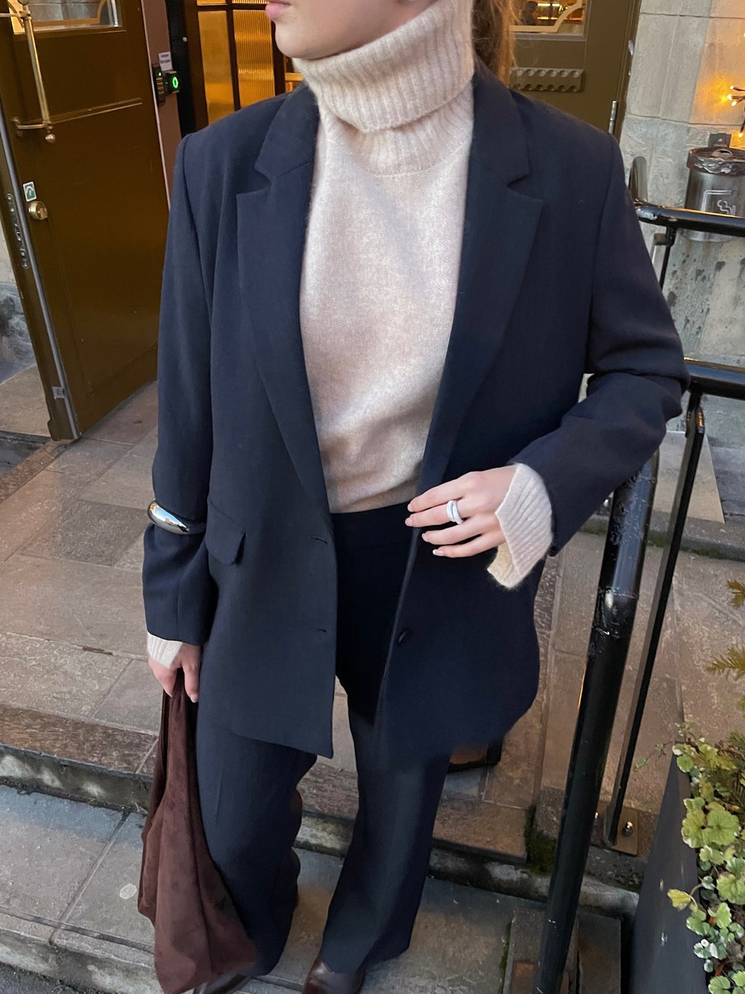 Brando: Layers - deilig strikk under blazer🤍

Her er Rita blazer og Rita pant i dark sapphire med Rillo genser🤍

#sixames #selec