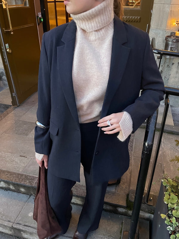 Brando: Layers - deilig strikk under blazer🤍

Her er Rita blazer og Rita pant i dark sapphire med Rillo genser🤍

#sixames #selec