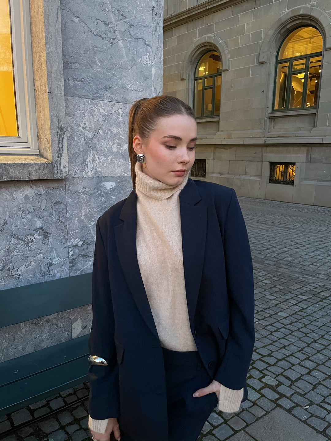 Brando: Layers - deilig strikk under blazer🤍

Her er Rita blazer og Rita pant i dark sapphire med Rillo genser🤍

#sixames #selec
