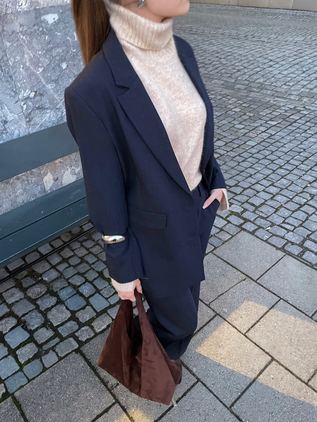 Brando: Layers - deilig strikk under blazer🤍

Her er Rita blazer og Rita pant i dark sapphire med Rillo genser🤍

#sixames #selec