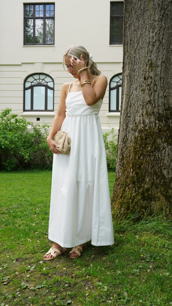 Brando: White summer dress🤍

Malika kjolen fra Noella er en favoritt!

#noella #malikadress #trending #brandono #sommerkjole