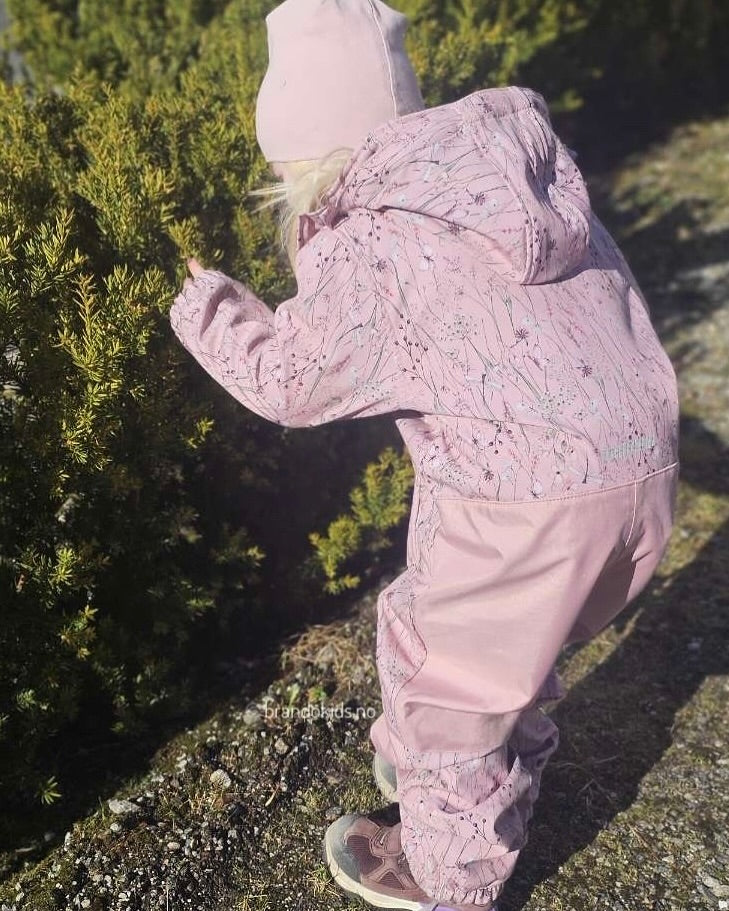 Brando Kids: Vårsol, lek og en ny favorittdress!☀️🌿 Denne søte softshelldressen fra Name it er perfekt for aktive dager ute - vannsøy