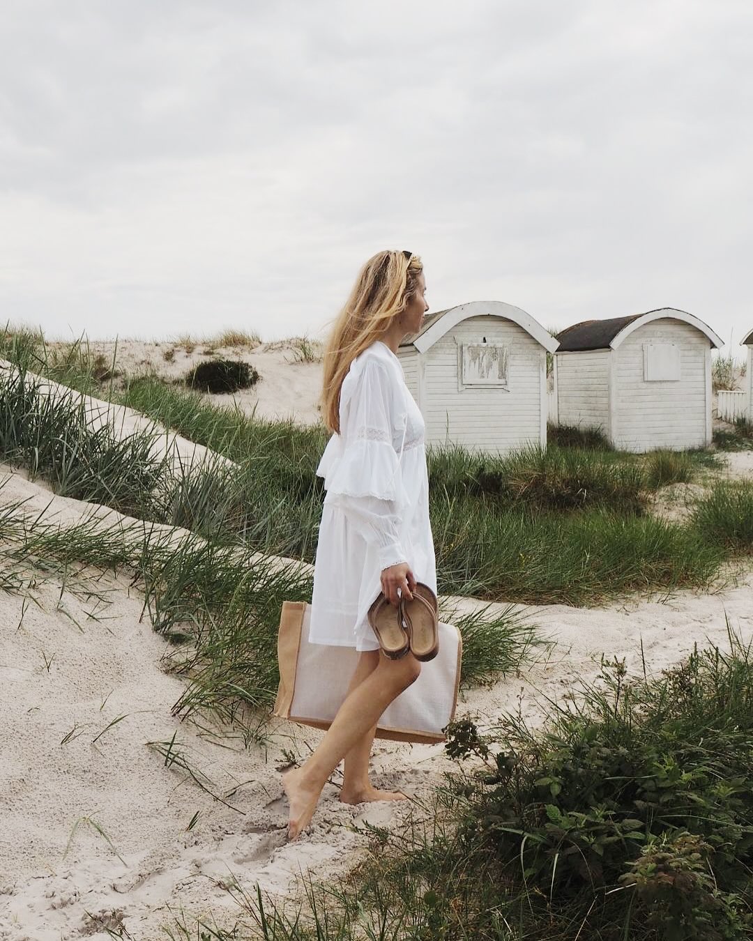 Brando: Når alt du trenger er en hvit kjole og lyden av bølger 🤍
#beachdays #saltyhair
