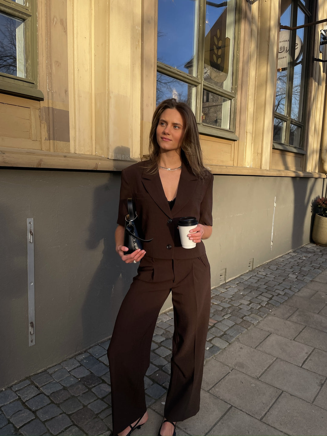Brando: NEWS ALERT🤍

Nytt favorittsett fra Noella! Cropped kortermet blazer og vid dressbukse i deilig brunfarge🤎

Leanne blazer