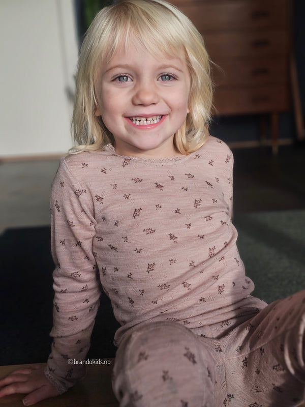 Brando Kids: Ull er gull, og vi elsker dette fine settet fra Name it!😍 100% merinoull med søte blondedetaljer og forsterkning på knæ