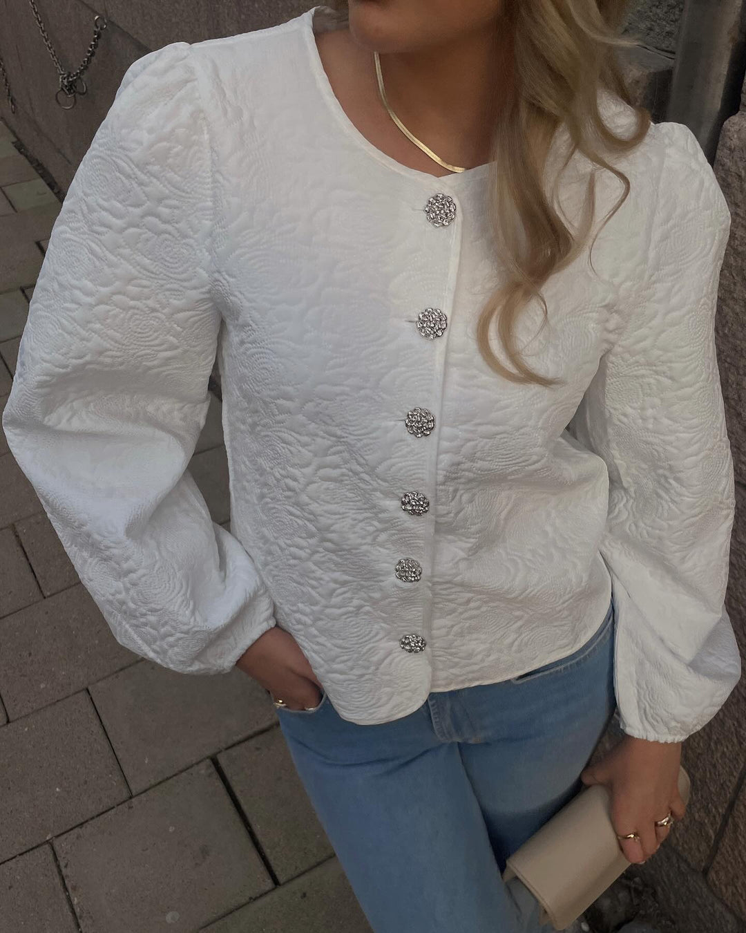 Brando: Nyhetene strømmer inn 🌼
Denne nydelige hvite cardiganen/jakken er det perfekte tilskuddet til garderoben. Er du klar for