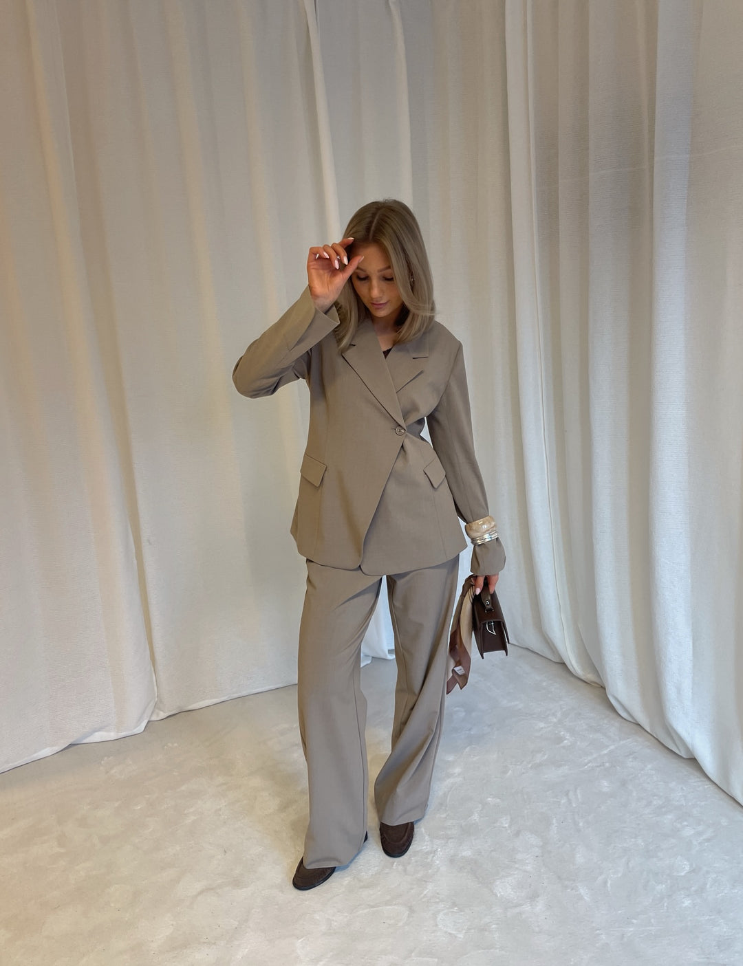 Brando: Endelig er den her😍

Den perfekte feminine dressen fra MbyM✨ Frame blazer og Rihnwen bukse!

Sikre deg nå🤍

#newin #mbym
