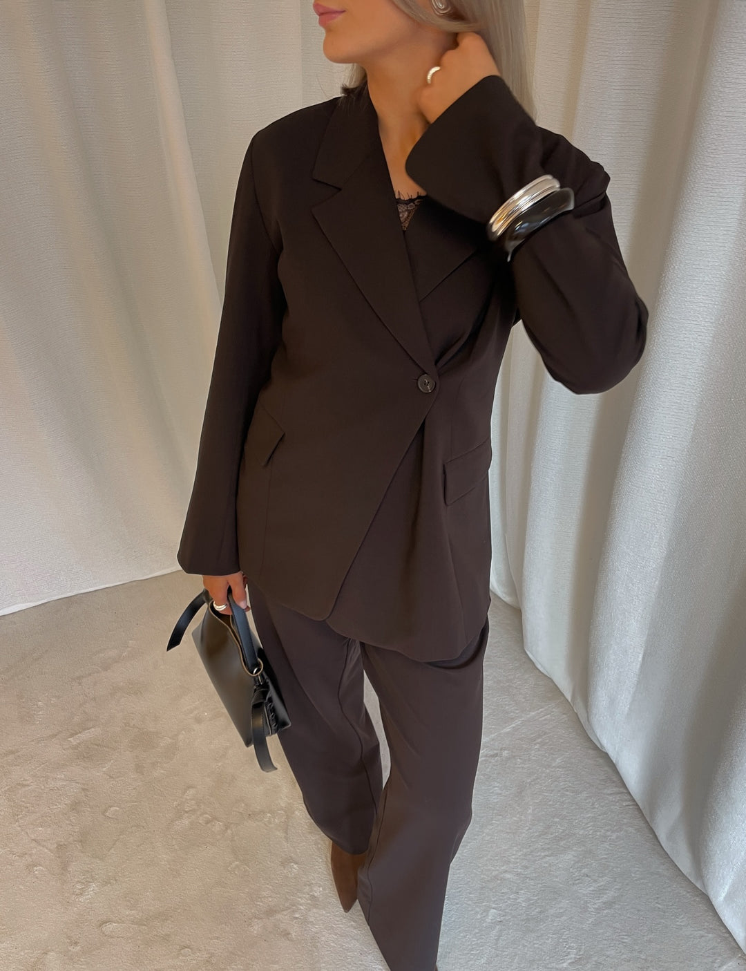 Brando: Endelig er den her😍

Den perfekte feminine dressen fra MbyM✨ Frame blazer og Rihnwen bukse!

Sikre deg nå🤍

#newin #mbym