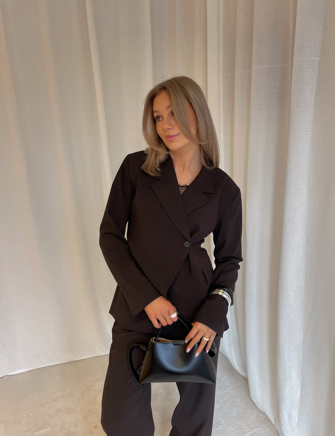 Brando: Endelig er den her😍

Den perfekte feminine dressen fra MbyM✨ Frame blazer og Rihnwen bukse!

Sikre deg nå🤍

#newin #mbym