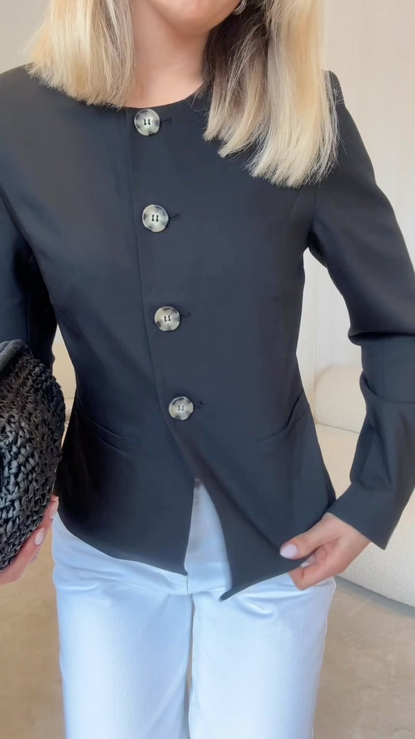Brando: NEW IN - Kasaundra blazer med lang arm🖤

Endelig er den her! Den kan matches med Kazia bukse for et sett, men er også v