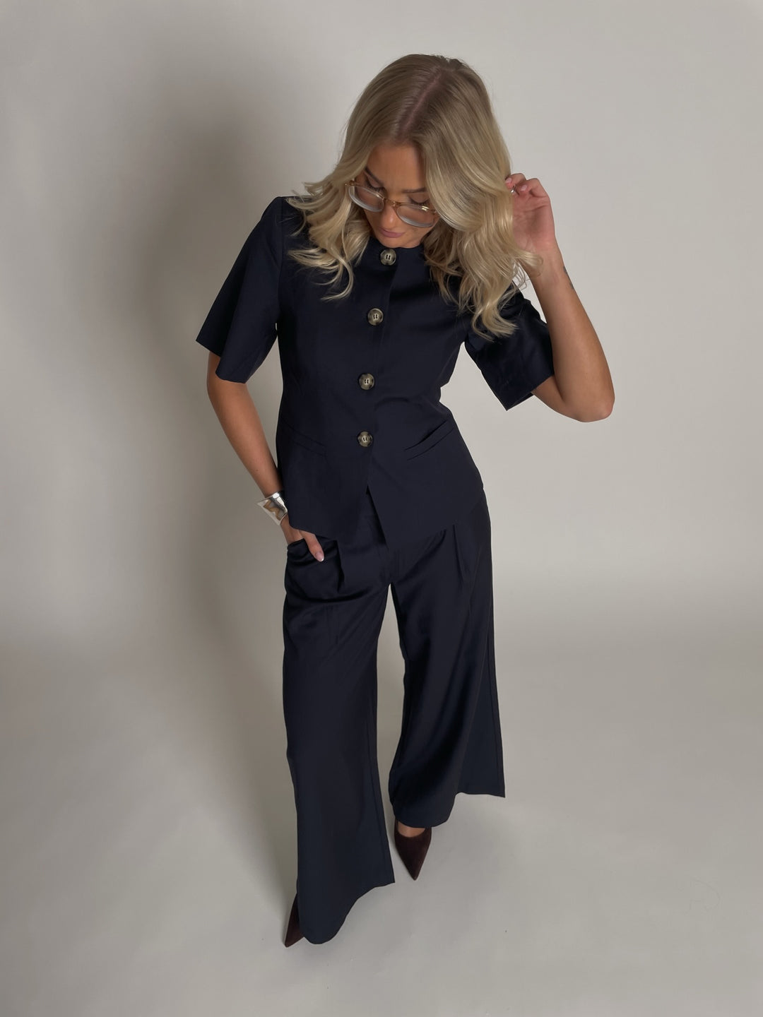 Brando: Bestselger i ny farge🌑

Kasundra topp og Kazia bukse har endelig kommet i en nydelig navy tone✨ 

#noella #bestseller #n