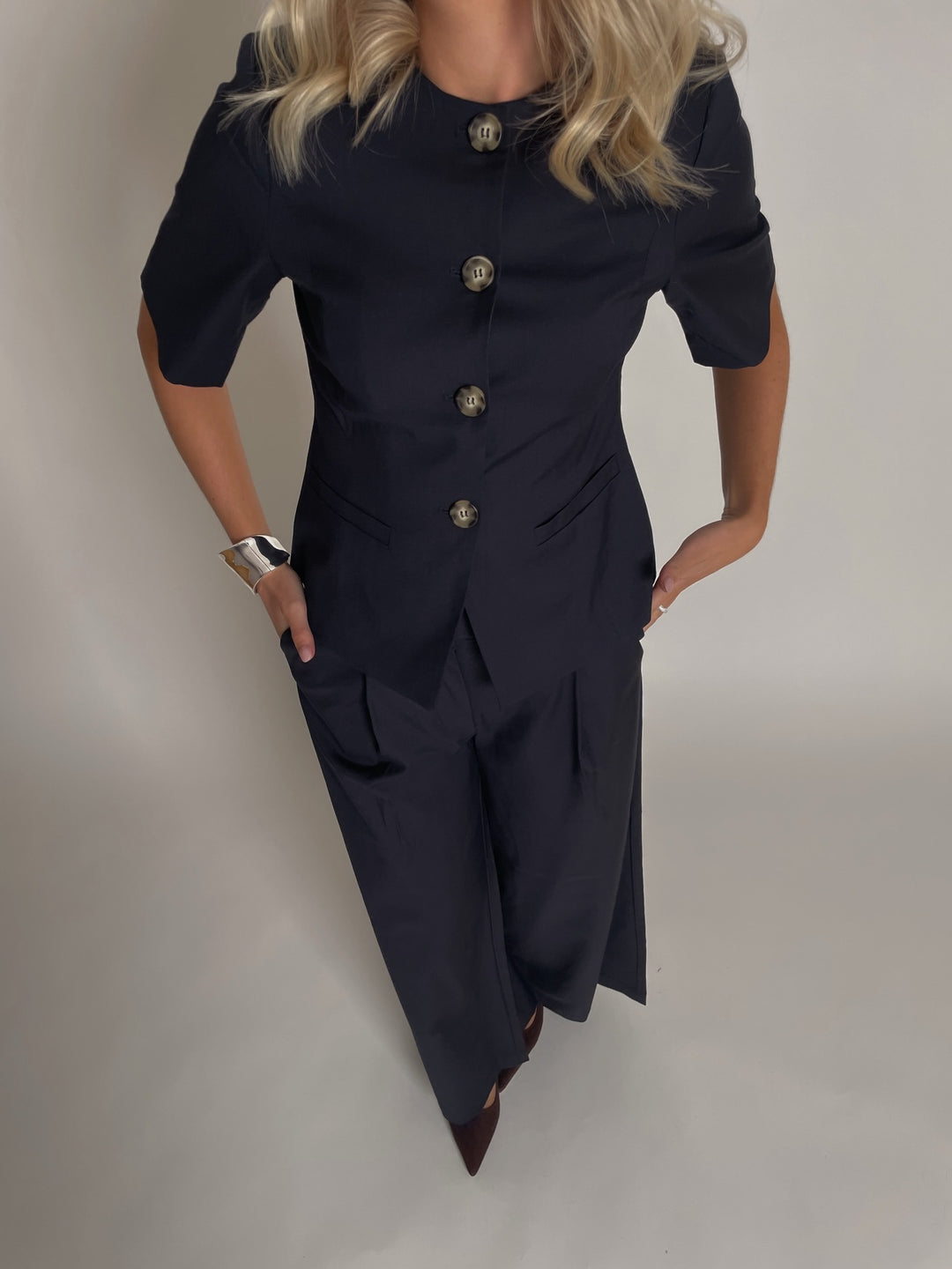 Brando: Bestselger i ny farge🌑

Kasundra topp og Kazia bukse har endelig kommet i en nydelig navy tone✨ 

#noella #bestseller #n
