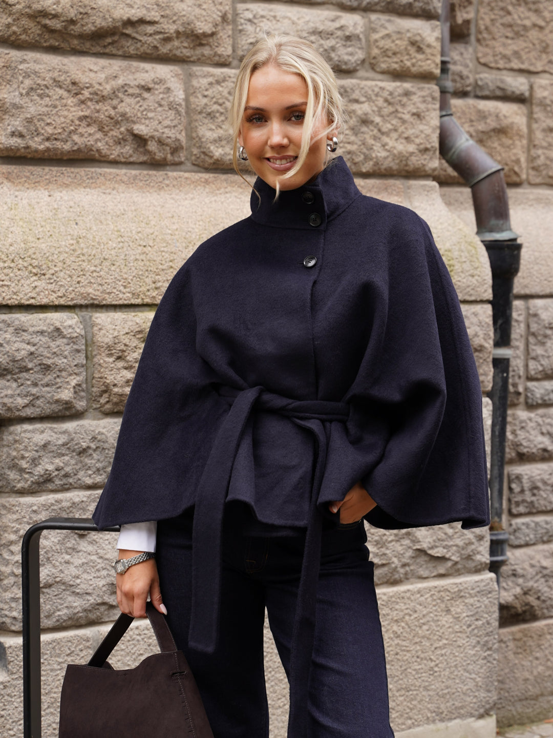 Brando: Høstens fineste cape 🍂💙
Vi elsker denne capjakken fra YAS! Du finner den i butikk og på nett nå ✨
