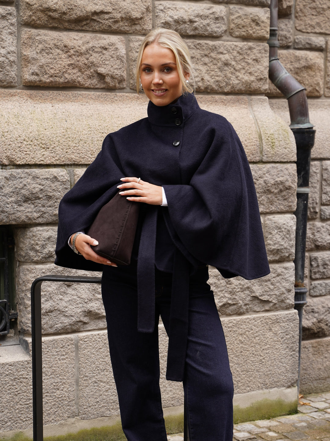 Brando: Høstens fineste cape 🍂💙
Vi elsker denne capjakken fra YAS! Du finner den i butikk og på nett nå ✨