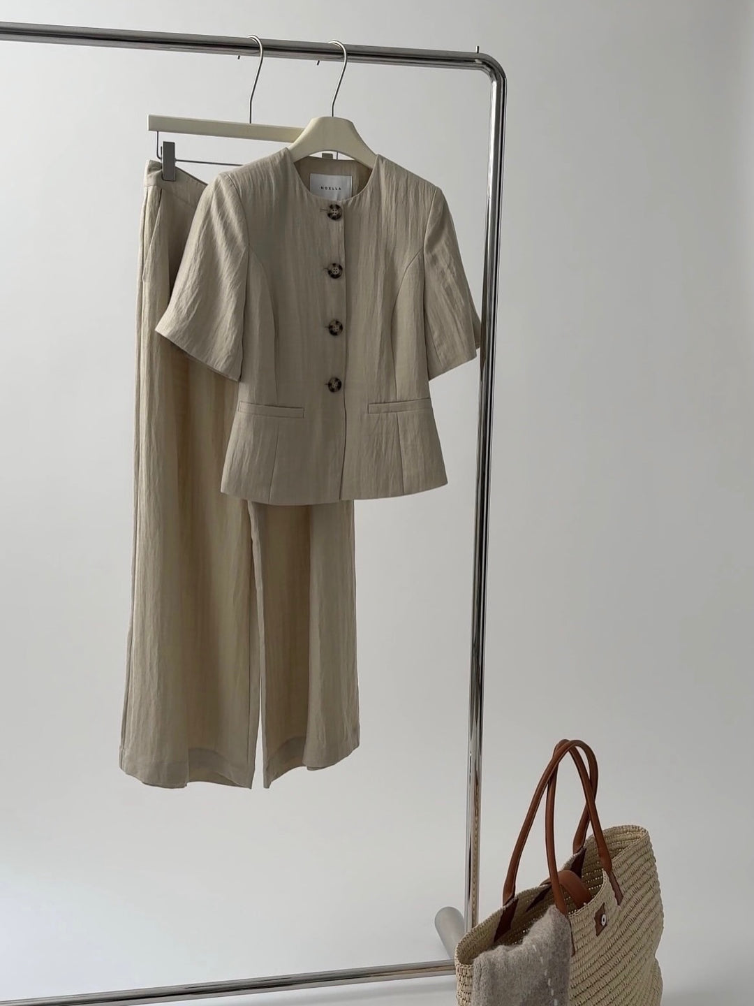 Brando: New season favorite✨

Noella settet har kommet inn i mer sommerlig kvalitet og lettere materiale🤍 

Shop Kazia lin bukse