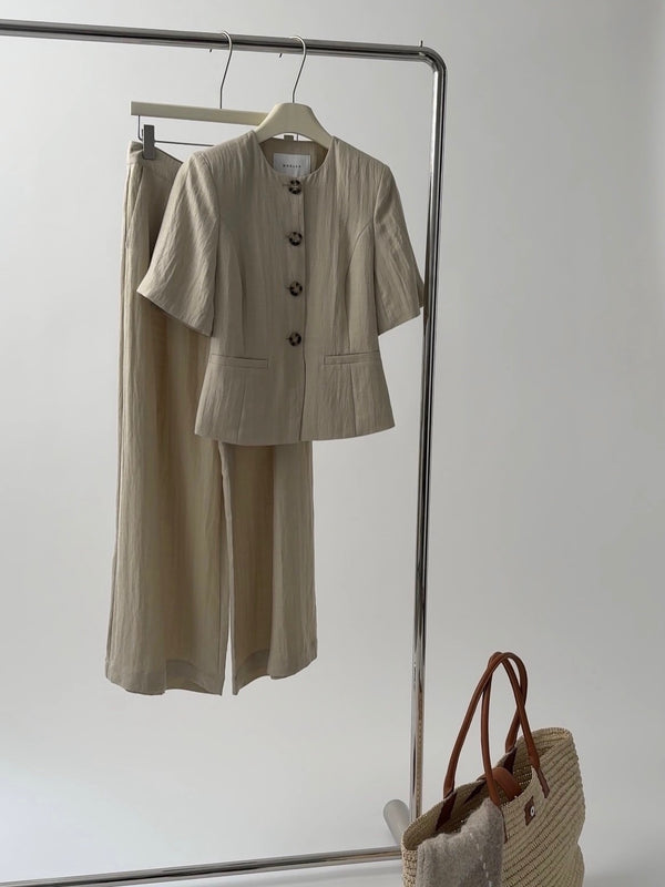 Brando: New season favorite✨

Noella settet har kommet inn i mer sommerlig kvalitet og lettere materiale🤍 

Shop Kazia lin bukse
