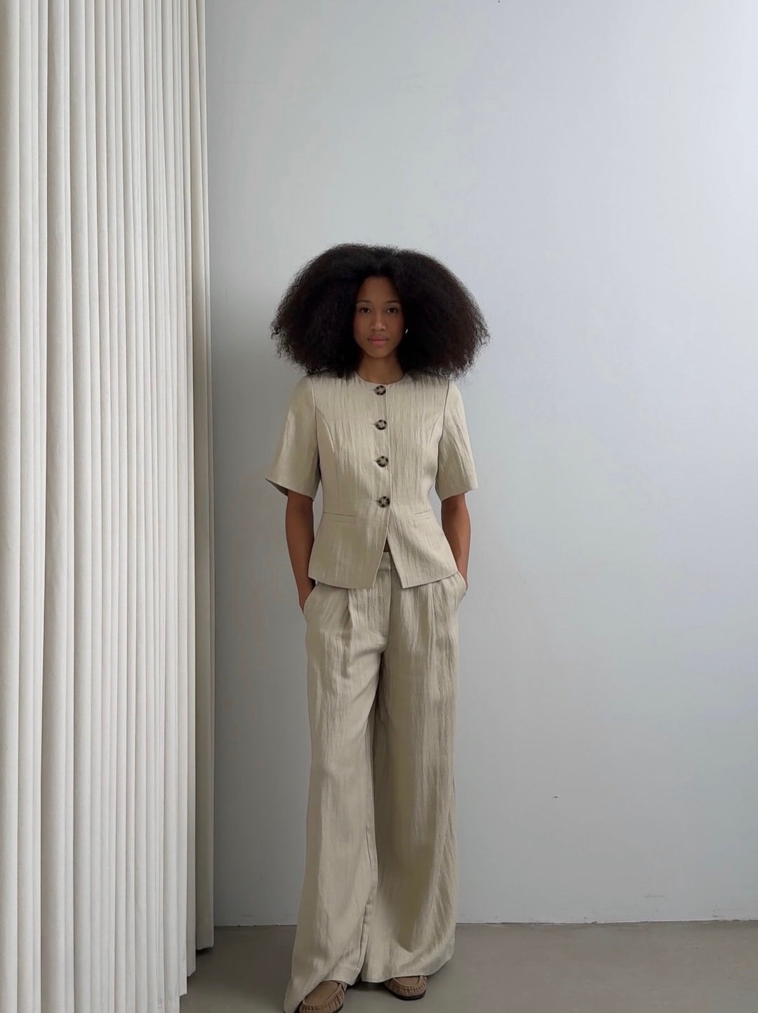Brando: New season favorite✨

Noella settet har kommet inn i mer sommerlig kvalitet og lettere materiale🤍 

Shop Kazia lin bukse