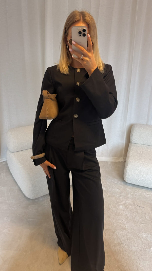 Brando: Favorite suit - fra Noella🖤

Finnes i flere farger og overdel med kort arm✨

#suitup #noella #grwm #brandono #trending