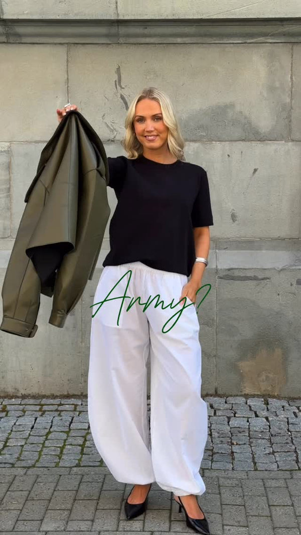 Brando: Hvilken er din favoritt? Vi 🫶🏼 skinnjakken fra @helenestudiosofficial!