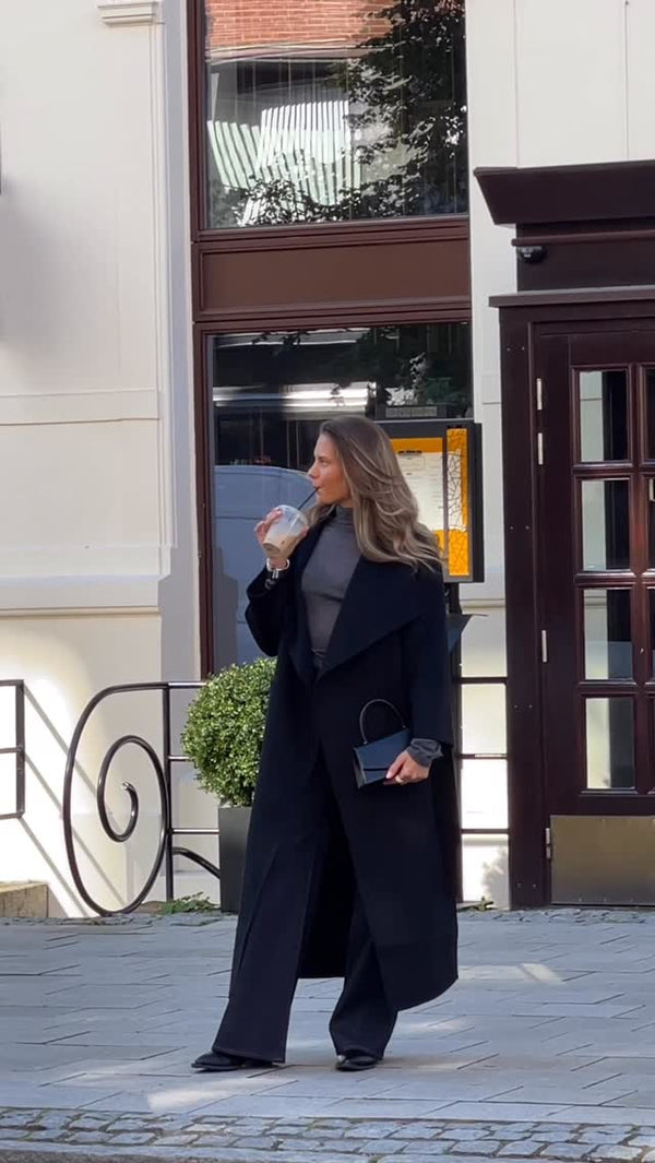 Brando: Spotted: the perfect black coat 🖤 Sofia kåpe