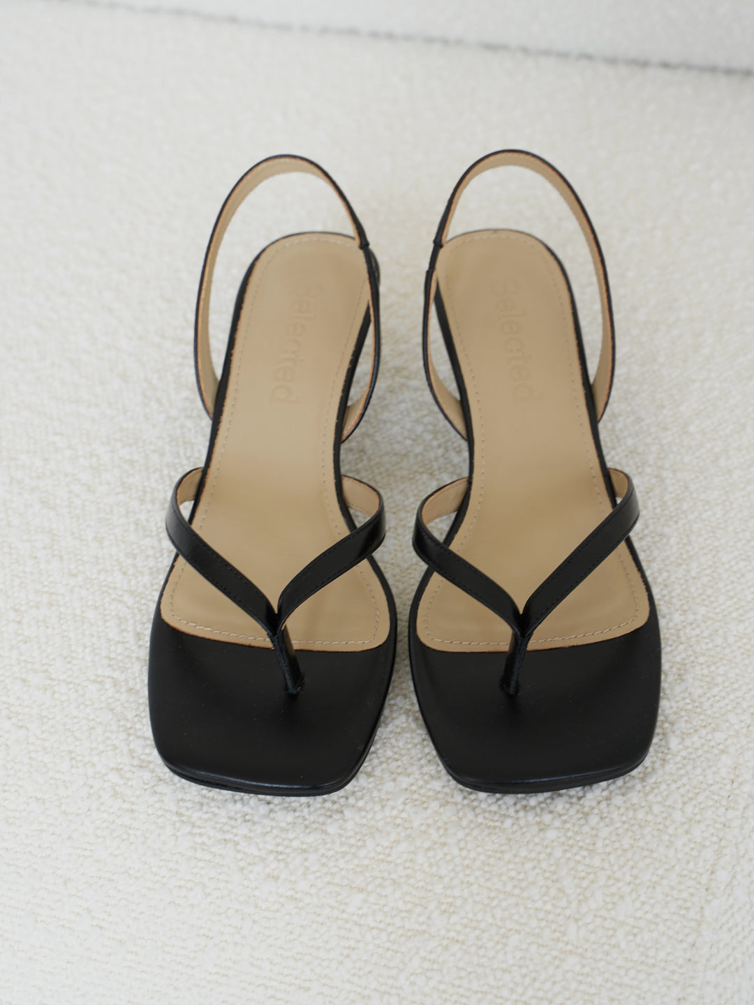Brando: NYHETER🖤

Vi har fått 3 nye par sko fra Selected femme🤍 Super fin til sommeren✨

#selectedfemme #trending #brandono
