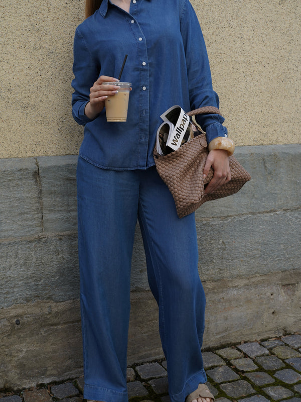 Brando: Denim on denim, but light for summer💙

Dette lette og deilige denim settet i 100% Lyocell er et must i sommer🦋

#denim
