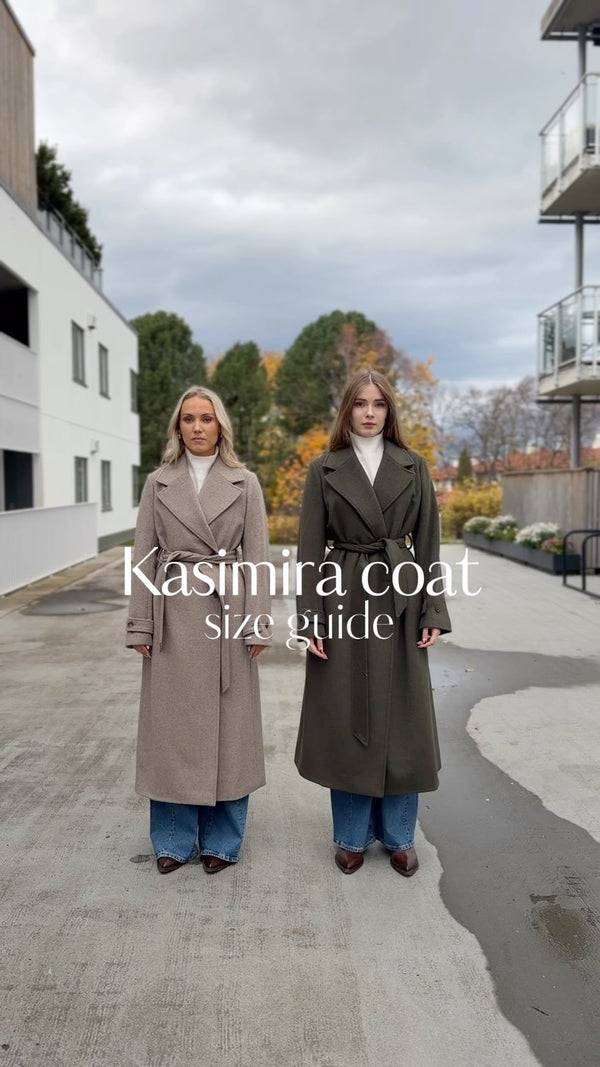 Brando: Size guide på Kasimira coat🤍

Bestselger kåpen fra Mbym som vi har inne i flere farger🫶🏼 Her ser dere Sofie (166cm) og S