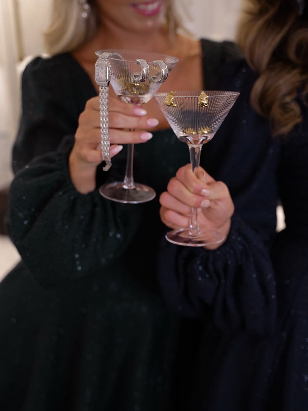 Brando: Party season is calling🪩🖤

Har du sikret deg kjolen?

#golightly #partyseason #dressup #tredning #brandono