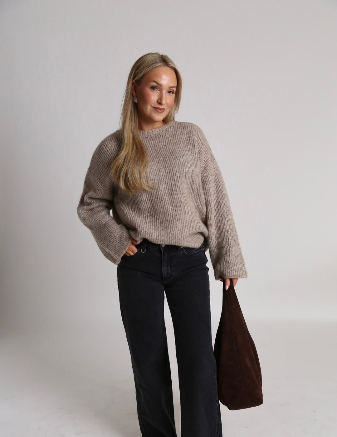 Brando: New wardrobe favorite🤍

Lulu loose knit er den perfekte strikken året rundt✨

#knit #selectedfemme