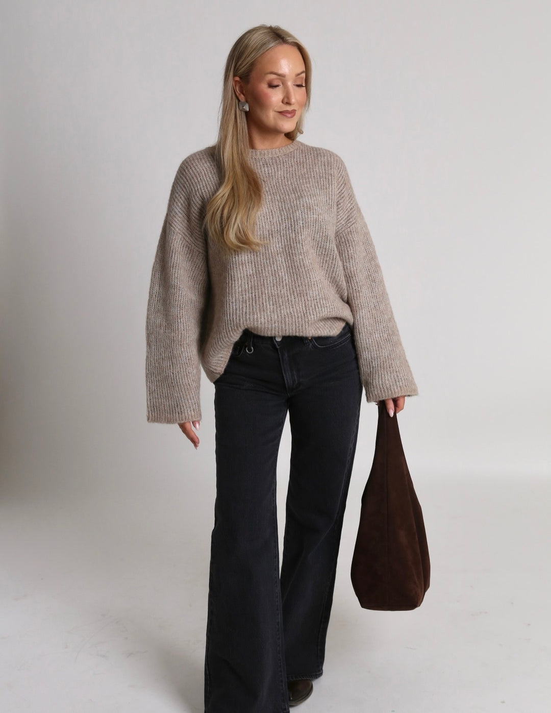 Brando: New wardrobe favorite🤍

Lulu loose knit er den perfekte strikken året rundt✨

#knit #selectedfemme
