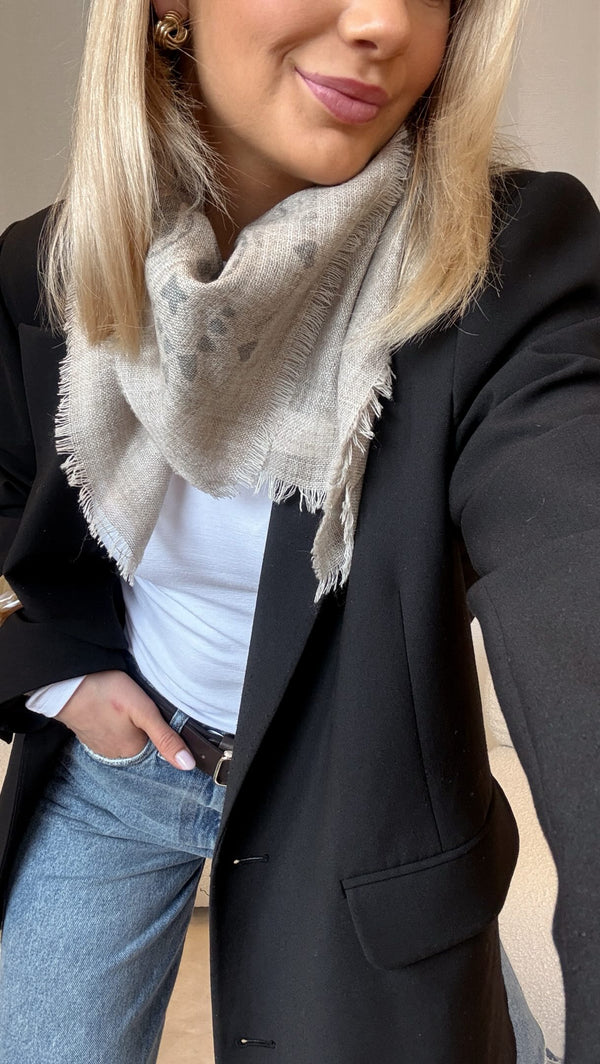 Brando: Style our bestselling scarves with me🤍

#scarf #bestsellers #trending #brandono