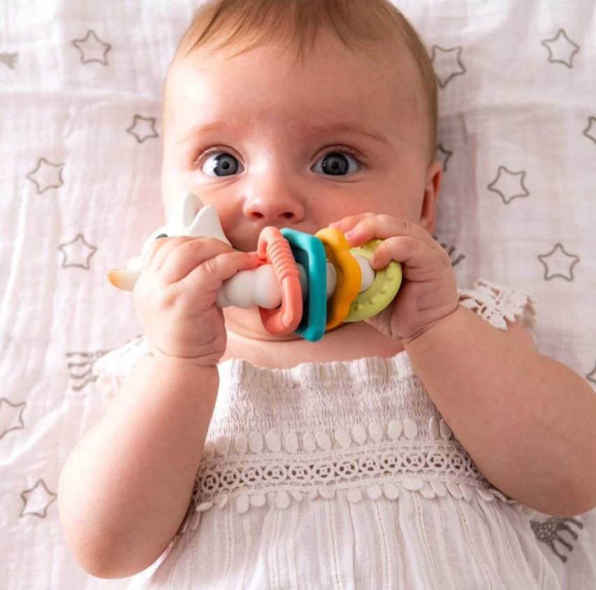 Brando Kids: 🦒✨Vi har fått påfyll og nyheter av de populære produktene fra Sophie la girafe!🥰 
Perfekt for små hender og ømme gomme